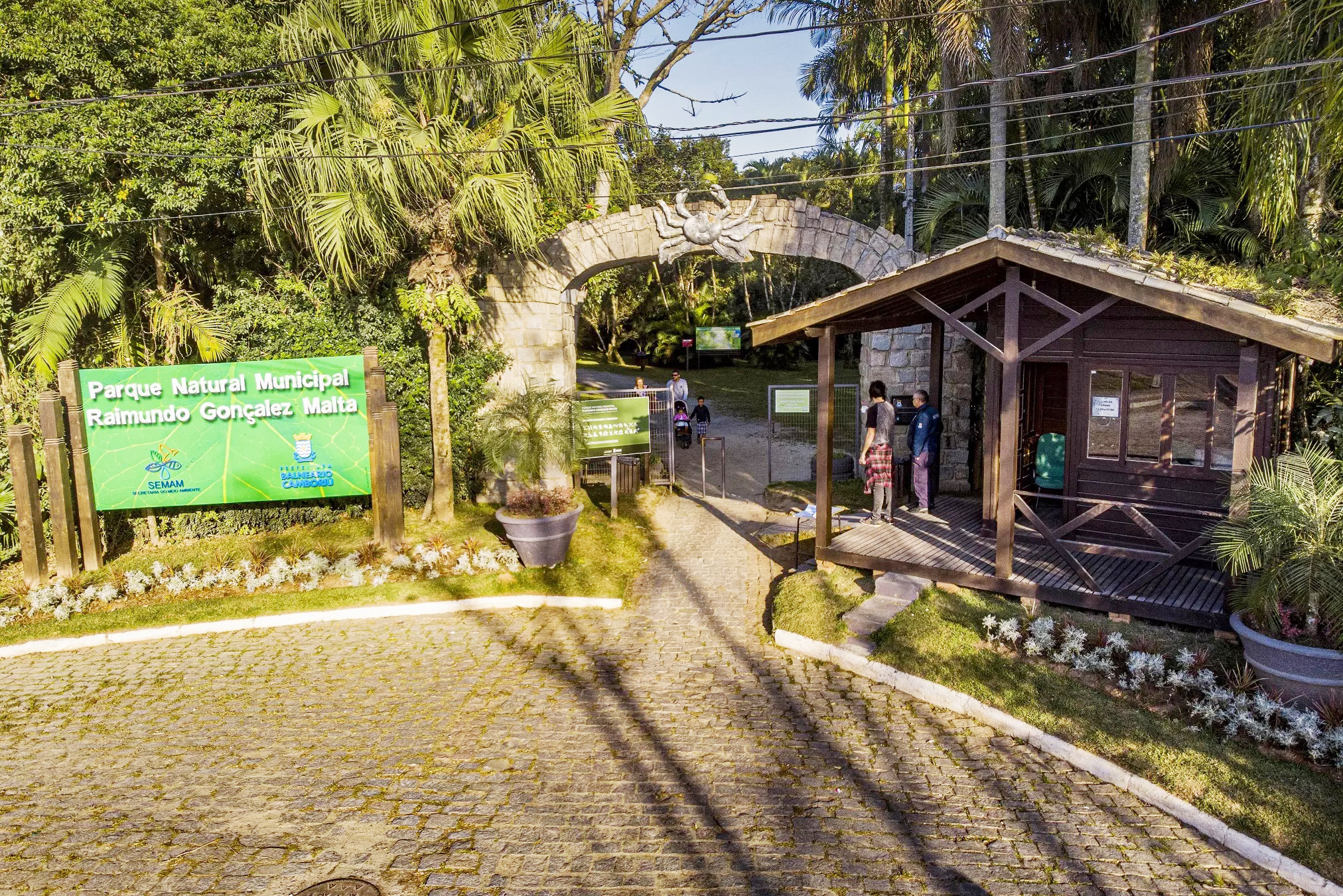 Além do concreto, a cidade também oferece trilhas incríveis em áreas de preservação como a do Morro do Careca, do Parque Raimundo Malta e da Praia do Buraco. Com a natureza preservada em meio à cidade, as experiências incríveis de ecoturismo são perfeitas para quem busca esse tipo de lazer.  