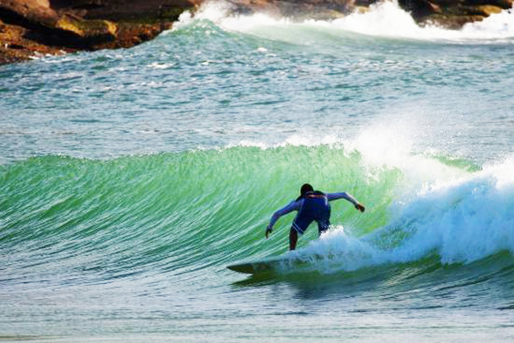 O surfe nas praias selvagens também é uma marca de lá. As praias do Estaleirinho e dos Amores são procuradas por surfistas pela qualidade das ondas. Foi ali que os irmãos lendários Teco e Neco Padaratz começaram suas carreiras no esporte.