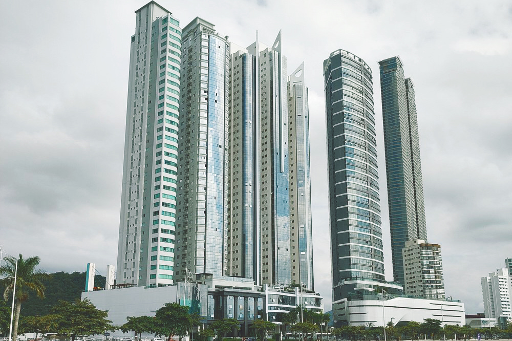 Balneário Camboriú, aliás, não é só praia — é símbolo de urbanismo vertical e luxo à beira-mar. A construção do muro subterrâneo reflete esse perfil: uma solução moderna para proteger uma orla que é vitrine nacional de turismo, arquitetura e qualidade de vida.


