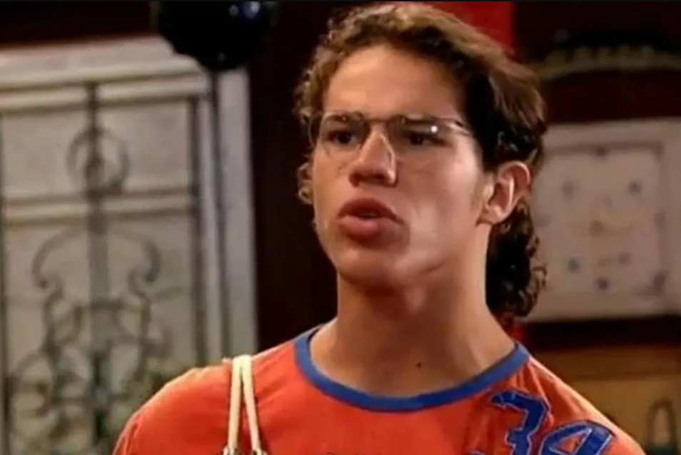 Seu primeiro trabalho na televisão foi em Malhação, exibida em 2005, na qual interpretou o personagem Marcão.
