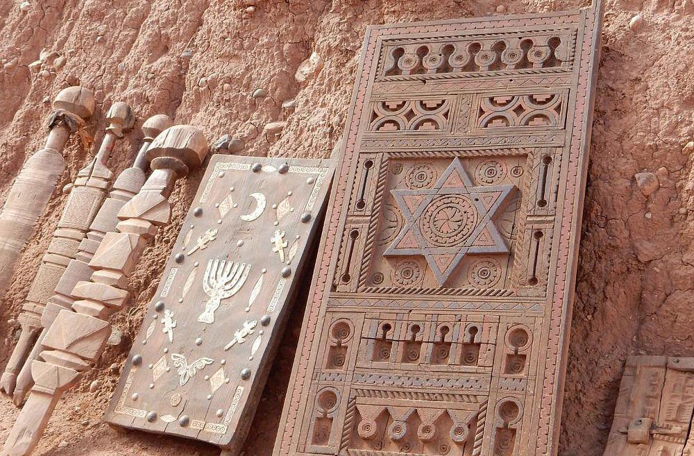 Casbás também têm valor espiritual, com mesquitas e espaços de oração. A fé está presente nas construções e na rotina dos moradores. Símbolos religiosos adornam portas e paredes, em respeito à tradição. A espiritualidade é parte essencial da vida dentro das muralhas.