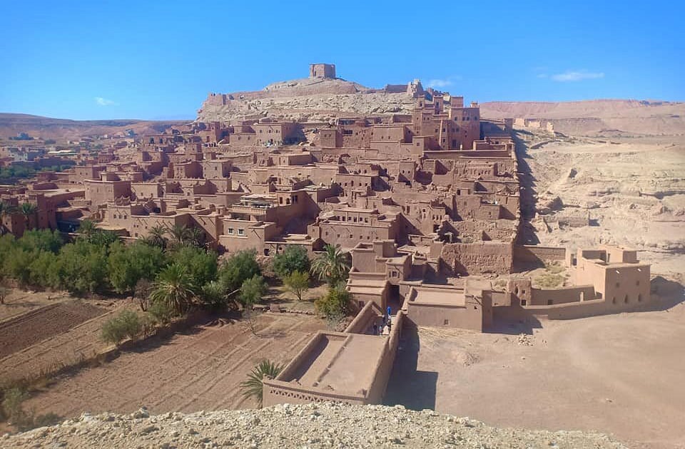 No coração do Norte da África, ergue-se um símbolo de história e resistência: o casbá. Essas cidadelas fortificadas guardam memórias de povos que moldaram culturas milenares. Turistas se encantam com suas muralhas de barro, vielas estreitas e torres imponentes. Explorá-lo é viajar no tempo, entre tradições, arquitetura e paisagens deslumbrantes.