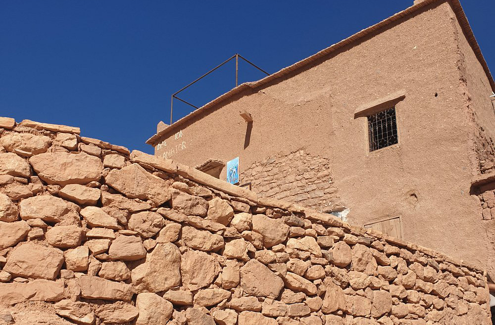 O termo casbá vem do árabe qasbah, que significa cidadela ou fortaleza. Essas estruturas eram centros administrativos e militares das antigas cidades. Construídas com adobe, resistem ao tempo e ao clima árido do deserto. Cada casbá tem sua própria identidade, refletindo a cultura local.