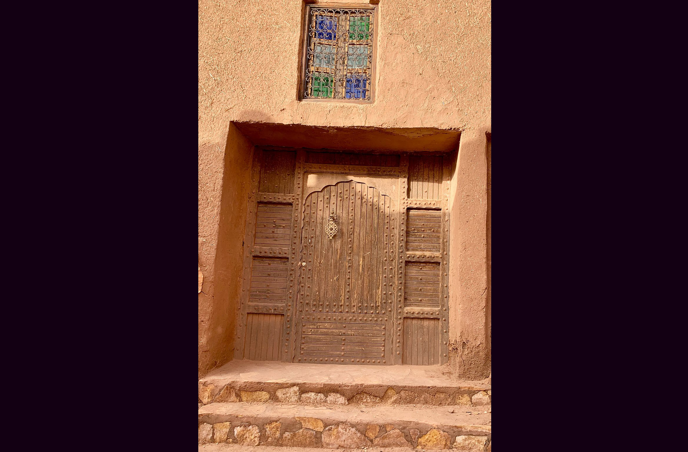 A arquitetura dos casbás é marcada por simplicidade e funcionalidade. As construções em barro mantêm o interior fresco, mesmo sob o sol escaldante. Portas trabalhadas em madeira e janelas com arabescos revelam o toque artístico. Cada detalhe expressa a fusão entre estética e sobrevivência.