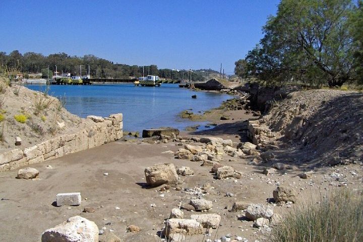 A tentativa mais ambiciosa na Antiguidade veio de Nero, que começou a escavação com milhares de trabalhadores, mas sua morte interrompeu o projeto por quase dois milênios.