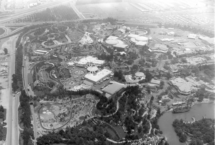 A construção da Disneylândia uniu engenharia inovadora à criatividade. Walt Disney queria criar um mundo imersivo, onde cada detalhe contasse uma história. 