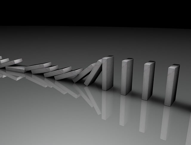 Existe até um fenômeno conhecido como efeito dominó, que descreve uma série de eventos em que um acontecimento leva a uma sequência de reações. O nome vem da ideia de que, assim como em um jogo de dominó, uma peça que cai pode derrubar uma sequência de outras peças, criando um efeito em cadeia.