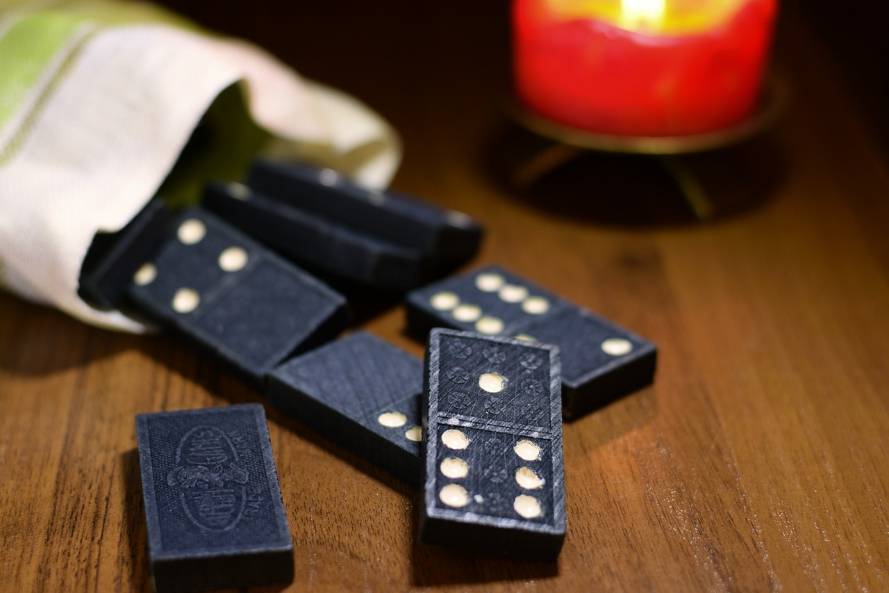 A cada rodada, o jogador deve colocar uma peça na mesa de modo que um de seus lados coincida com um número já exposto em uma das duas pontas. Por exemplo, se uma das pontas tiver o número 2, e, a outra for o número 6, o jogador seguinte só poderá colocar uma peça com 2 ou 6.