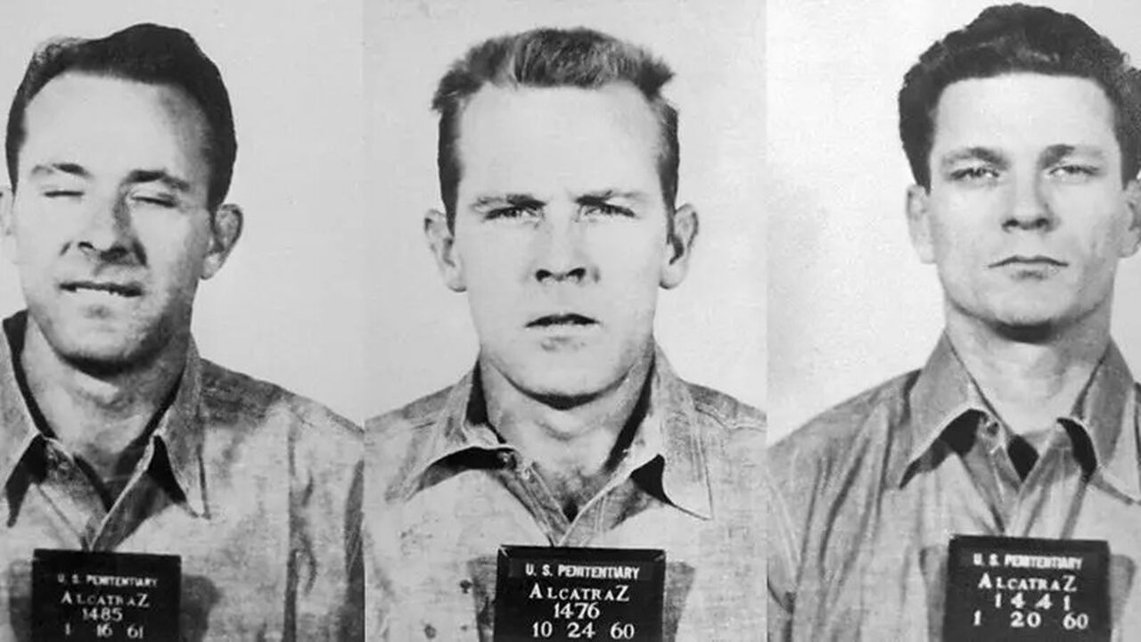 O episódio mais impressionante de Alcatraz envolveu Frank Morris e os irmãos John e Clarence Anglin, condenados por assalto a banco. Eles cavaram uma passagem pelo concreto desgastado das celas, criaram máscaras realistas para enganar os guardas e escaparam em balsas improvisadas com capas de chuva.