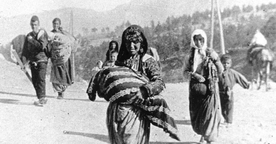 Cerca de 1,5 milhão de armênios foram mortos entre 1915 e 1923, no que é considerado o primeiro genocídio do século 20, na invasão otomana. Até hoje, a Turquia não reconhece oficialmente o termo genocídio, o que gera tensões diplomáticas com a Armênia. 

