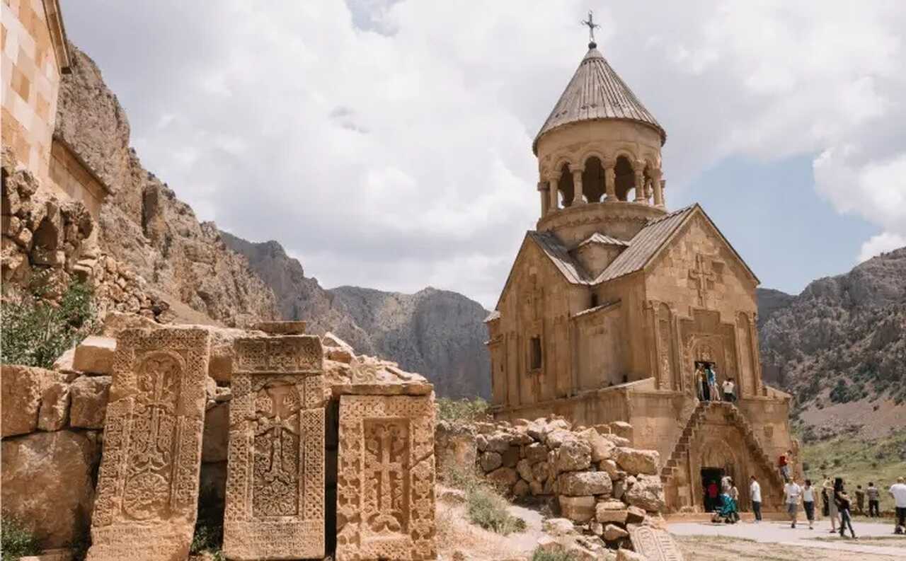 O apelido reflete sua paisagem acidentada, rica em montanhas e formações rochosas. A arquitetura local é estruturada em pedra e se integra de forma harmoniosa ao ambiente natural, o que pode ser contemplada em cada detalhe de suas construções.