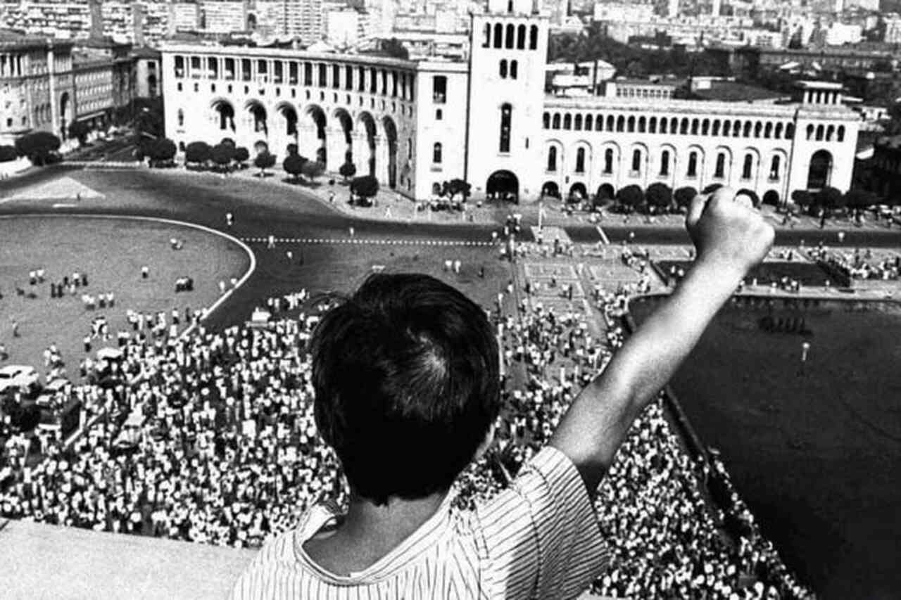 Por tudo isso, a história da Armênia é marcada por escombros e cicatrizes que permanecem abertas. Essas feridas, embora dolorosas, moldaram uma identidade única e resiliente. Hoje, essa identidade é celebrada e reconhecida em diversas partes do mundo.