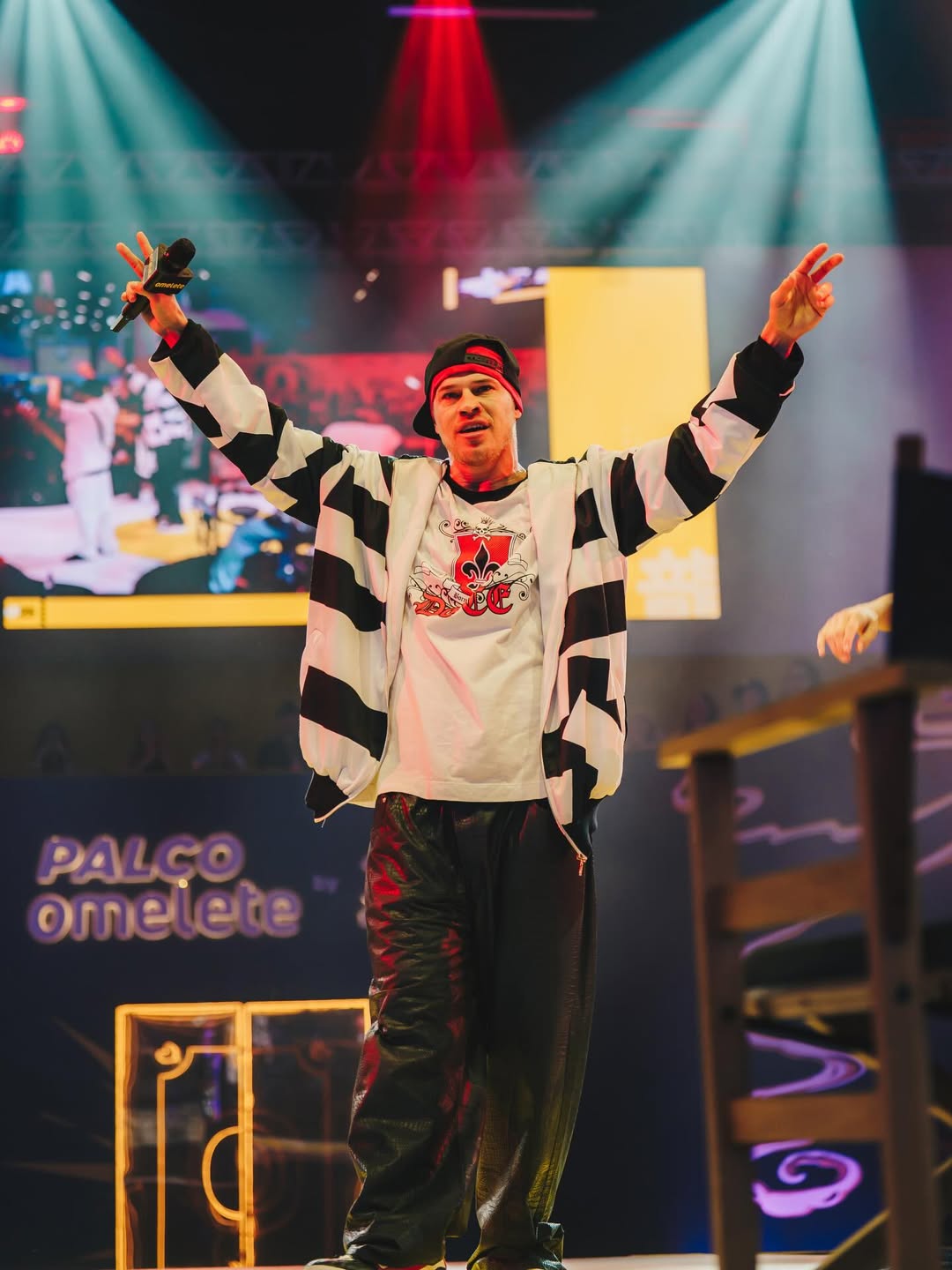 Paralelamente ao teatro, José Loreto concluiu as filmagens do longa-metragem sobre a vida de Chorão, líder da banda Charlie Brown Jr., com lançamento previsto para 2026. O ator relata um processo de trabalho intenso e imersivo, que se estendeu inclusive fora do set.
