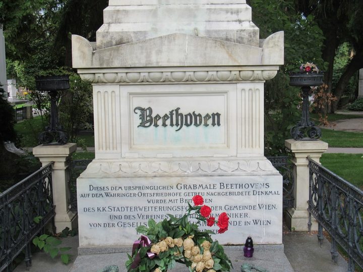 Beethoven faleceu em Viena em 26 de março de 1827, aos 56 anos. Ele deixou um enorme legado para a música no mundo todo. Até hoje, o músico é reconhecido e reverenciado pelos seus feitos.