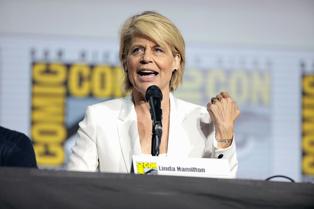 Em entrevista à Variety, a atriz contou que enfrentava problemas no quadril e uma rotina intensa de viagens, o que a deixou fisicamente esgotada e a levou a considerar o fim da carreira. Apesar disso, seu agente aceitou o convite da série antes mesmo de consultá-la, e ela acabou sendo contratada por um ano.
