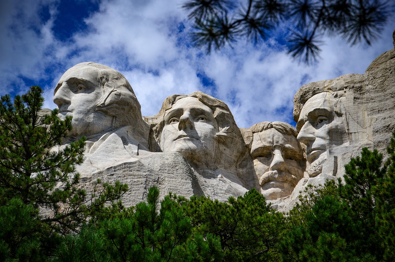 No Monte Rushmore, ponto turístico icônico do país, estão esculpidas as faces de quatro presidentes dos Estados Unidos. 
