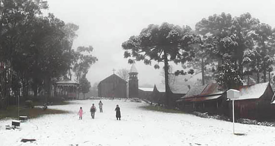 Municípios do Rio Grande do Sul também têm neve  de vez em quando. Em Caxias do Sul, nevou em 27/8/2013 e o Parque de exposições da Festa da Uva ficou tomado pelo gelo.