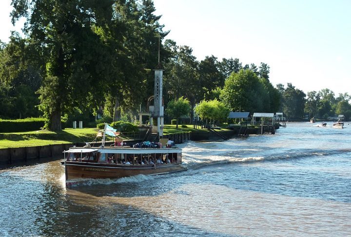 Dali partem barcos que levam visitantes para passeios entre os canais, onde é possível observar casas sobre palafitas, escolas flutuantes, pequenas comunidades ribeirinhas, além da própria paisagem em si.