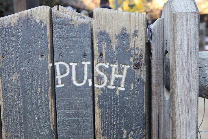 Foi aí que ele decidiu convidar Owen e Dolly Pope para morar no parque, a apenas três dias da inauguração. 