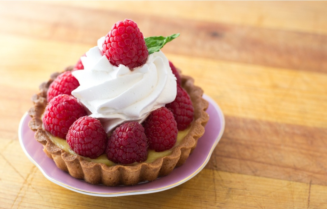 Ela é rica em polifenóis que melhoram a circulação sanguínea, reduzem o stress oxidativo e a inflamação no cérebro. Algo que ajuda a melhorar a concentração e a memória, além de prevenir o surgimento de doenças neurodegenerativas, como o Alzheimer.