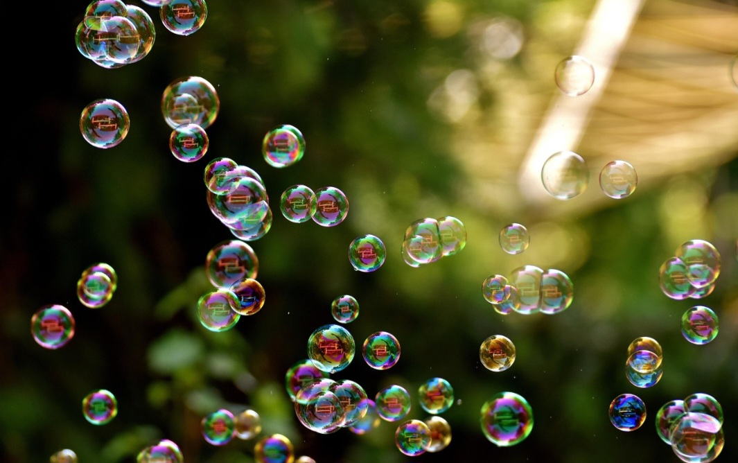 Elas criam uma atmosfera de celebração e diversão, algo que simboliza pureza, alegria e a efemeridade dos momentos. 