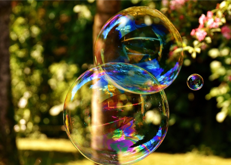 No século XIX, o físico belga Joseph Plateau mostrou que tais experimentos poderiam ser produzidos utilizando-se uma montagem de uma figura de arames e água com sabão. Quando a figura era imersa no líquido, formava-se um filme de sabão que correspondia à superfície mínima.