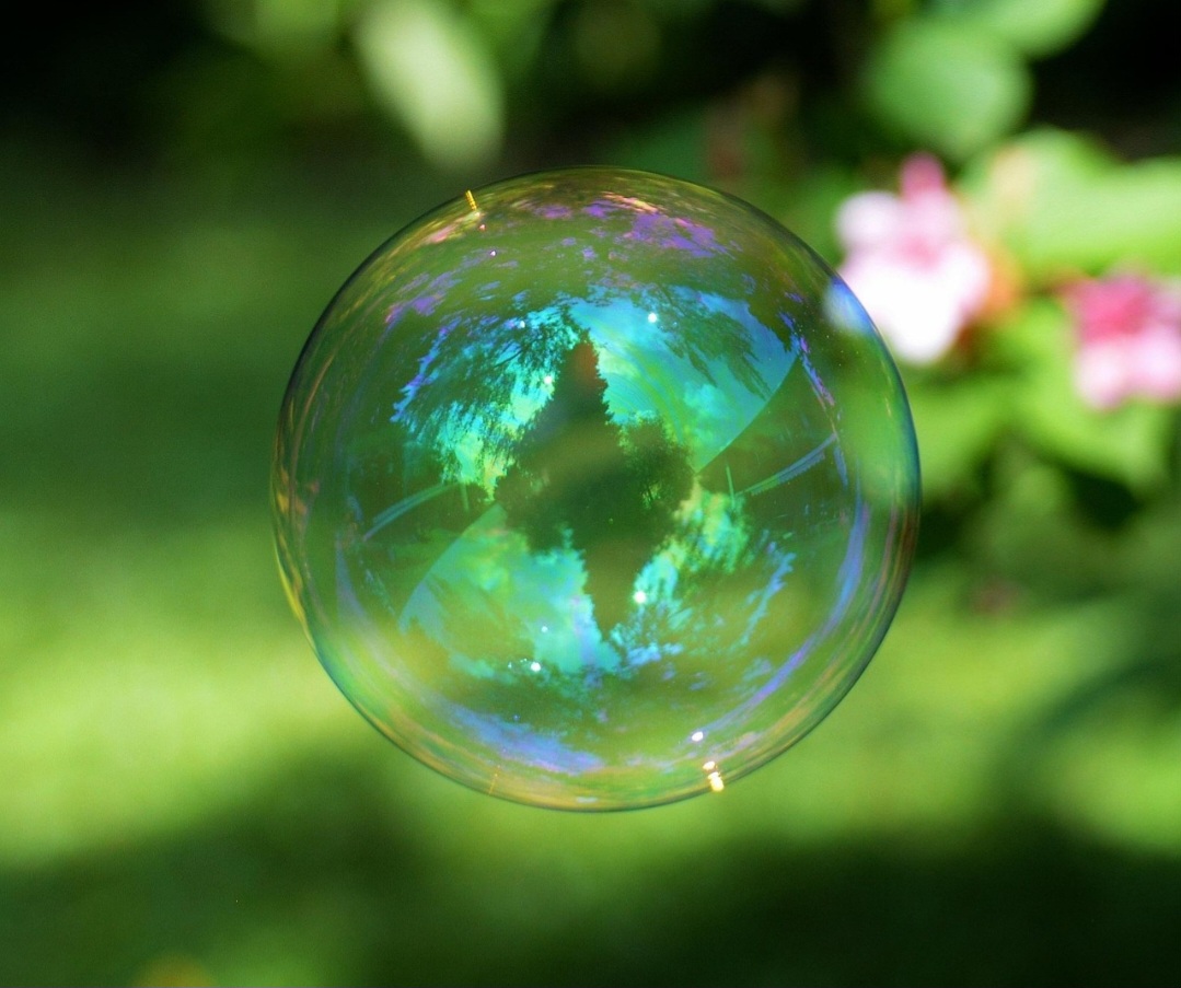 A formação das bolhas pode ser aprimorada com o uso de varetas de pipa com barbante, que, quando submersas na solução e abertas, formam e liberam as bolhas.