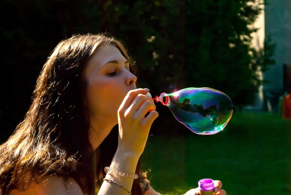 A tensão superficial, aliada à elasticidade proporcionada pelo sabão, faz com que a película se contraia, algo que minimiza a área superficial e forma uma esfera perfeita. 