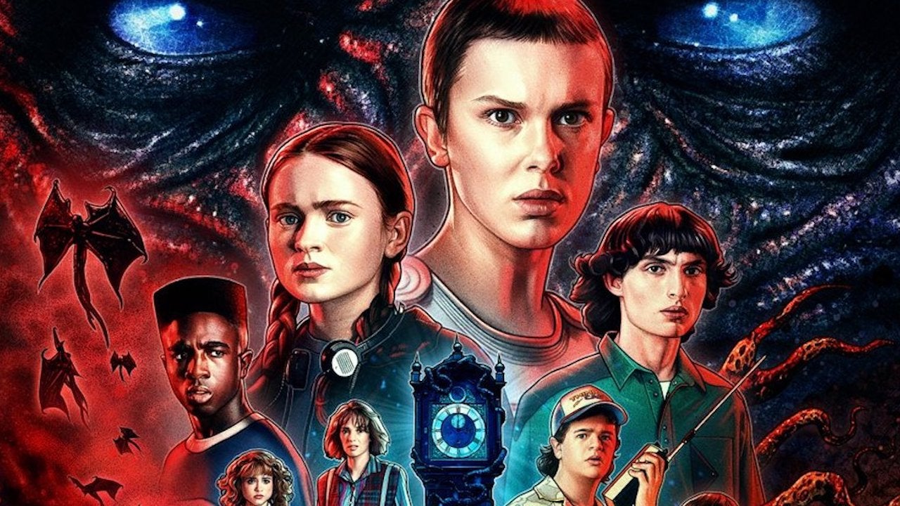 Stranger Things é uma série da Netflix ambientada nos anos 1980 e acompanha um grupo de crianças na cidade fictícia de Hawkins, nos Estados Unidos. Após o desaparecimento de um garoto, eventos sobrenaturais começam a surgir, ligados a experimentos secretos do governo e a uma dimensão paralela conhecida como Mundo Invertido. 
