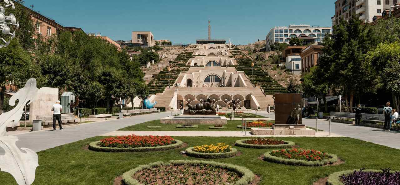 Conheça mais sobre a Armênia, uma nação independente com pouco mais de 3 milhões de habitantes e  29 mil quilômetros quadrados, rica em história e cultura. Mas apesar de seu tamanho no mapa, não se deixe enganar: é preciso dedicar pelo menos uma semana à exploração do país.


