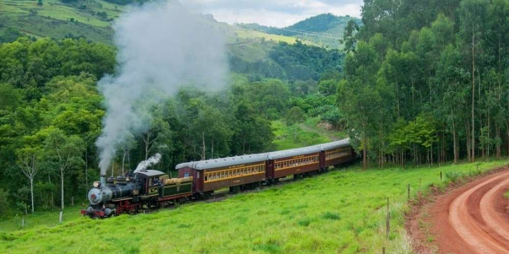 Trem das Termas (SC e RS) - A Maria-Fumaça de 1920 realiza passeios aos sábados entre Piratuba (SC) e Marcelino Ramos (RS), com duração de uma tarde. O roteiro inclui city tour, visita ao Balneário de Águas Termais e ao Santuário Nossa Senhora da Salette. O passeio acontece com mínimo de 40 pessoas e os bilhetes são vendidos localmente.