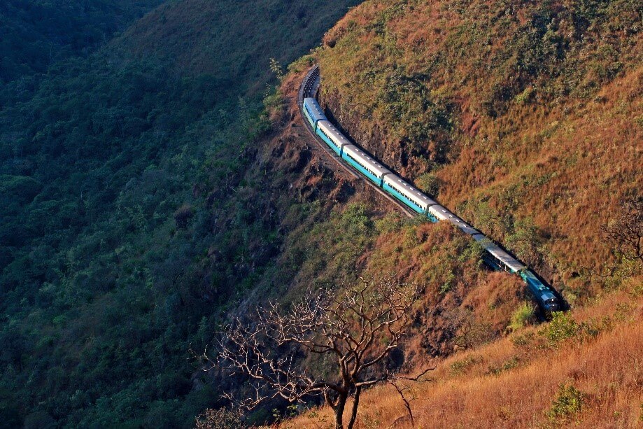 Trem da Vale de Ouro Preto (MG) - O trajeto de 18 quilômetros liga Mariana, a primeira capital de Minas Gerais, à cidade turística de Ouro Preto em uma hora de duração pela antiga Estrada de Ferro, inaugurada em 1883. O percurso revela vales, túneis, cachoeiras e paisagens típicas do interior mineiro. Viajar pela antiga Rota do Ouro é reviver um capítulo marcante da história brasileira.