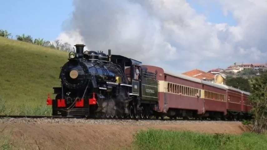 Trem das Águas (MG) - O passeio de Maria-Fumaça entre São Lourenço e Soledade de Minas (MG) dura duas horas, com 20 quilômetros de percurso entre vales e o rio Verde. A viagem inclui show ao vivo de violeiros e parte da histórica Estrada de Ferro Minas & Rio, construída em 1884. Ocorre aos fins de semana e feriados.