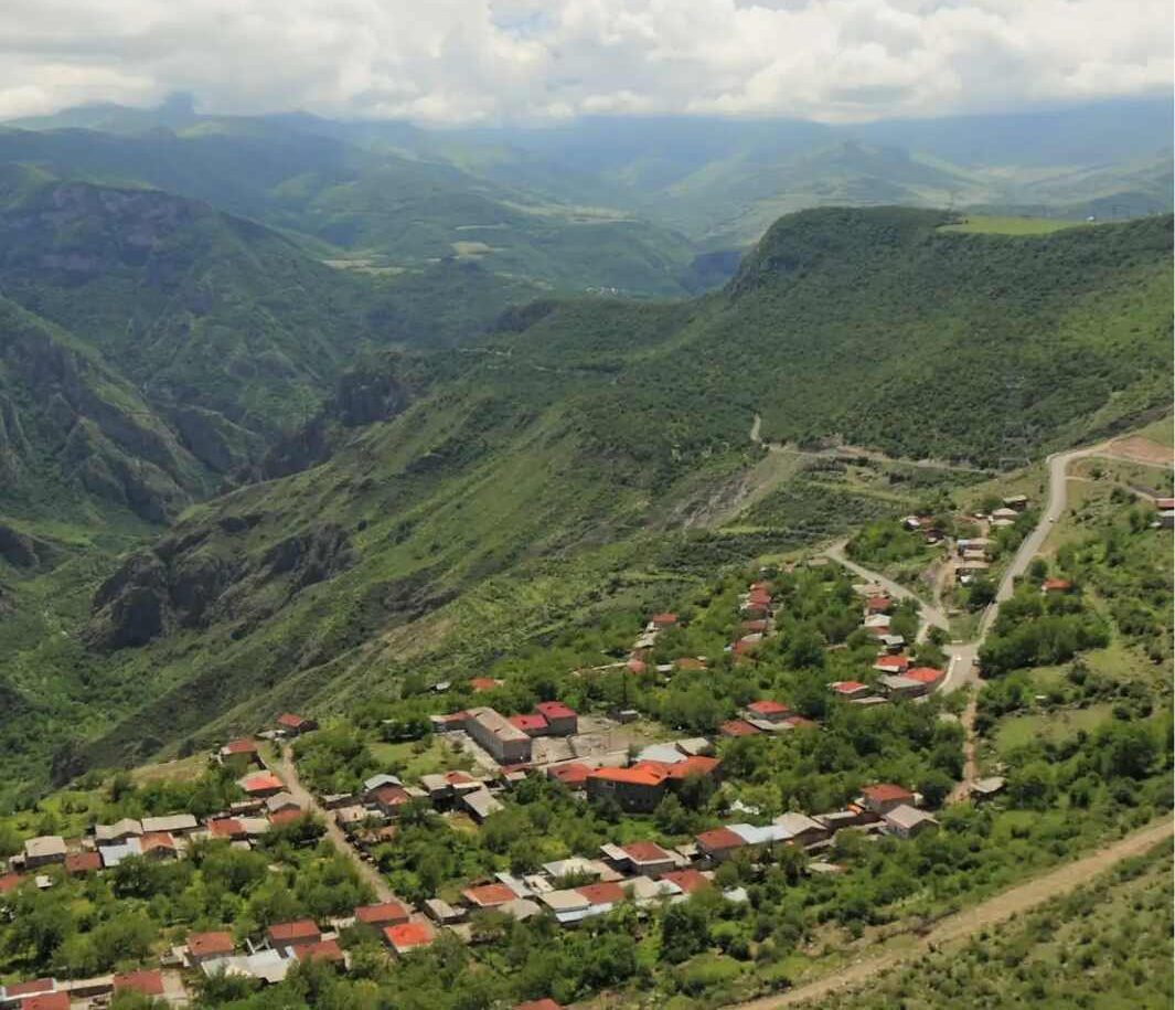 No inverno, entre dezembro e fevereiro, Yerevan costuma registrar temperaturas abaixo de zero. Já no verão, de junho a agosto, os termômetros podem chegar aos 35 °C, com clima seco e pouca umidade. Por isso, a primavera e o outono são considerados os períodos mais agradáveis para visitar o país. 