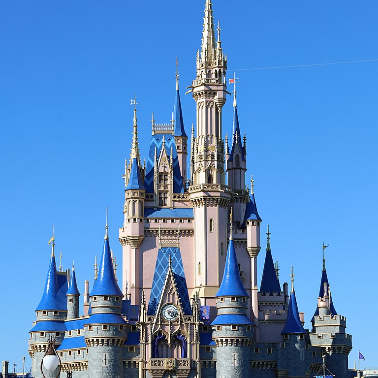 Depois de passarem 16 anos vivendo dentro da Disney, os Popes se mudaram para a Flórida para ajudar na abertura do Walt Disney World Resort. 