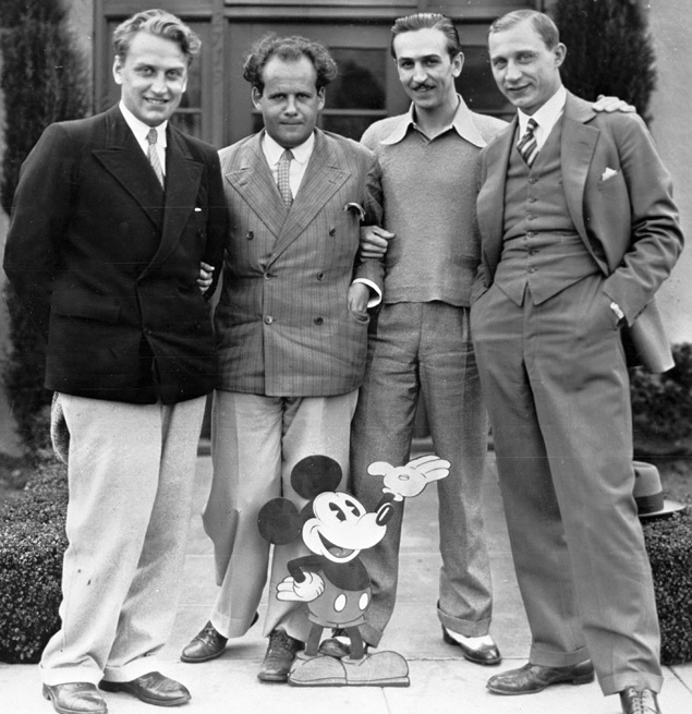 Em 1950, Harper Goff viu uma dessas apresentações e sugeriu a Walt Disney que também assistisse. O executivo então decidiu contratar o casal para ajudar nas tarefas do parque.