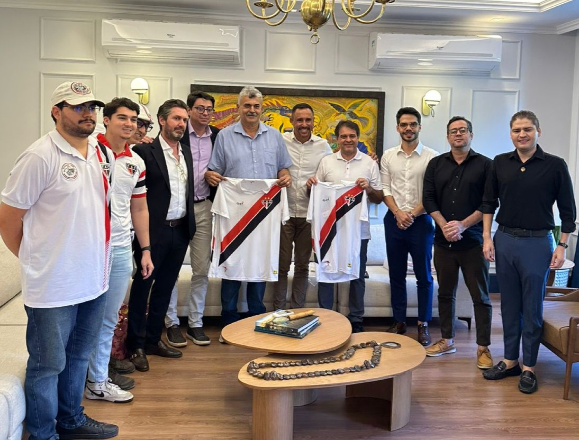 Evandro Leitão ao lado de representantes do Ferroviário na solenidade (Foto: Nathalia Batista)