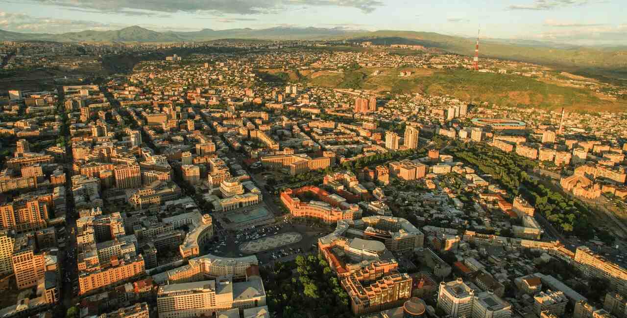 A capital Yerevan é o centro administrativo, cultural e industrial do país. Entre seus principais pontos turísticos estão a Praça da República, a Cascata, o Museu de História, a Mesquita Azul e a Catedral de São Gregório. A cidade também abriga o memorial em homenagem às vítimas do Genocídio Armênio.