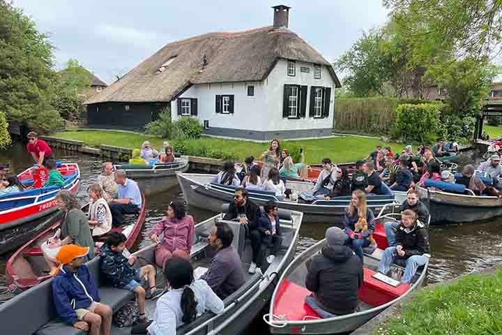 Famosa pelo incentivo ao uso das bicicletas como meio de locomoção, a Holanda é um dos países com menor número de automóveis no mundo. Por lá, fica uma pitoresca cidade onde não há carros ou estradas: Giethoorn. 