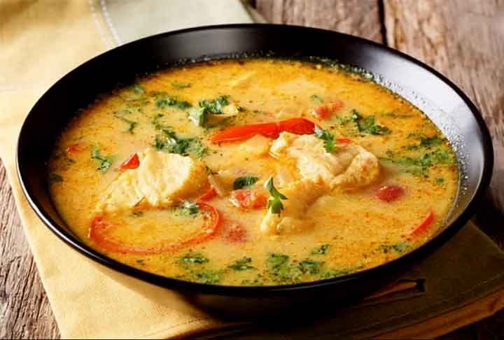 Moqueca de peixe amazônica: Um prato feito com peixes regionais como tambaqui ou filhote cozidos no leite de coco, com temperos frescos. Combina ervas e pimentas locais, tornando-se único em relação às moquecas de outras regiões. Servida com pirão e arroz. Calorias: cerca de 150 kcal.