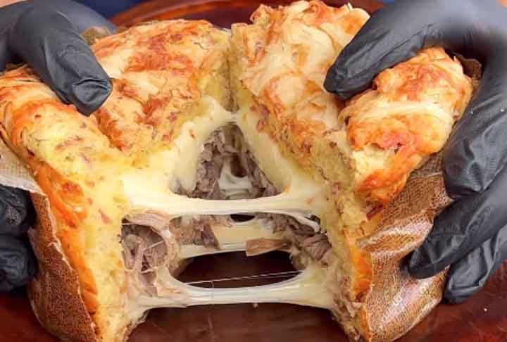 O panetone salgado, feito com pão de calabresa, costela desfiada, queijo minas e queijo muçarela, ainda não está à venda, mas já despertou grande interesse, com pedidos dos seguidores para compartilhar a receita.