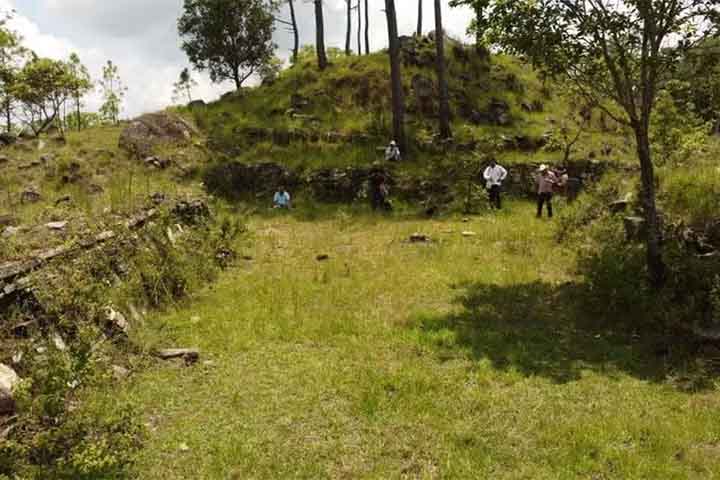 Com mais de 1,2 km de extensão, o local abriga áreas palacianas, muralhas defensivas e uma quadra esportiva em formato de “L”, o que revela a existência de uma sociedade organizada e hierarquizada.