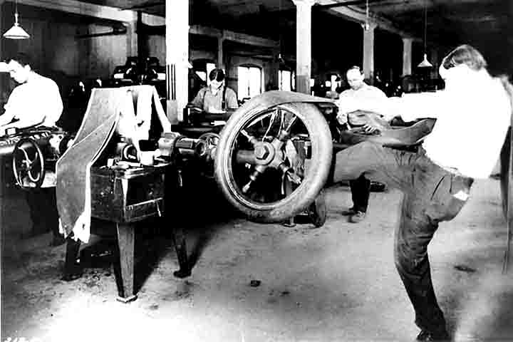 Exemplos são a automobilística, na fabricação de pneus, e a elétrica, em fios e isolamentos. Isso aumentou a demanda pelo produto. Entre 1879 e 1912, a Amazônia viveu o Ciclo da Borracha, um período de grande riqueza gerado pela exploração do látex. 