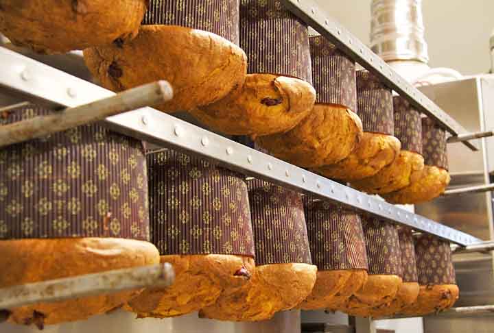 De acordo com Montanari, na primeira está o pandoro (que no dialeto veneziano significa folha de ouro), cuja receita foi registrada no escritório de patentes em 1894 pelo padeiro de Verona Domenico Melegatti.