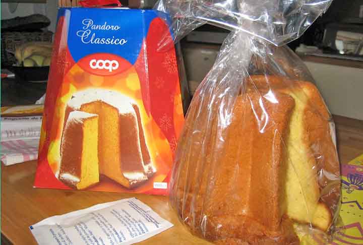 Gente, panetone industrializado não tá com nada. Procurem as padarias e lojas de confeitaria das cidades de vocês. É um caminho sem volta!, sugeriu um seguidor. Claramente feito para induzir o consumidor ao erro, lamentou outro. O nome Pandoro vem de Pan d'Oro, que significa pão de ouro. O bolo tem a massa mais leve que seu primo panetone e geralmente não tem recheio.