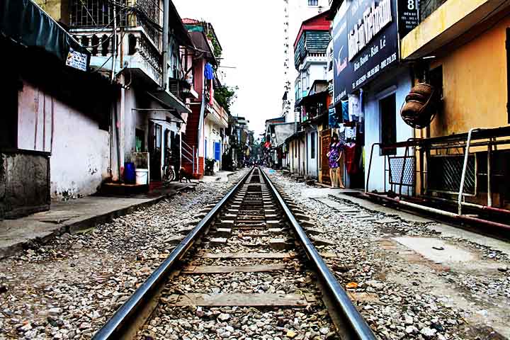 Construída durante a era colonial francesa em 1902, a ferrovia foi parcialmente danificada na Guerra do Vietnã.