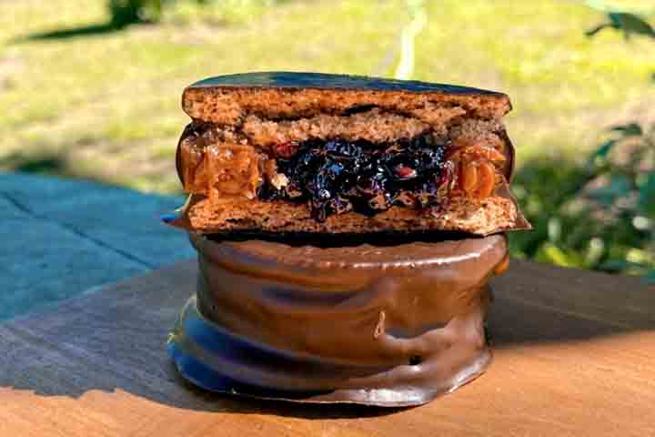 Originalmente, o doce era feito com uma mistura de mel, amêndoas, nozes e pão ralado. Assim, o nome vem do árabe al-hasú, que significa recheado, e al-fakhir, que quer dizer luxuoso.