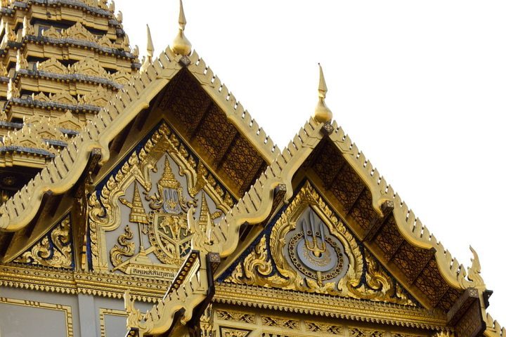 Em termos simbólicos e legais, Rama X representa a continuidade de uma dinastia com mais de dois séculos de história: a dinastia Chakri, fundada em 1782.