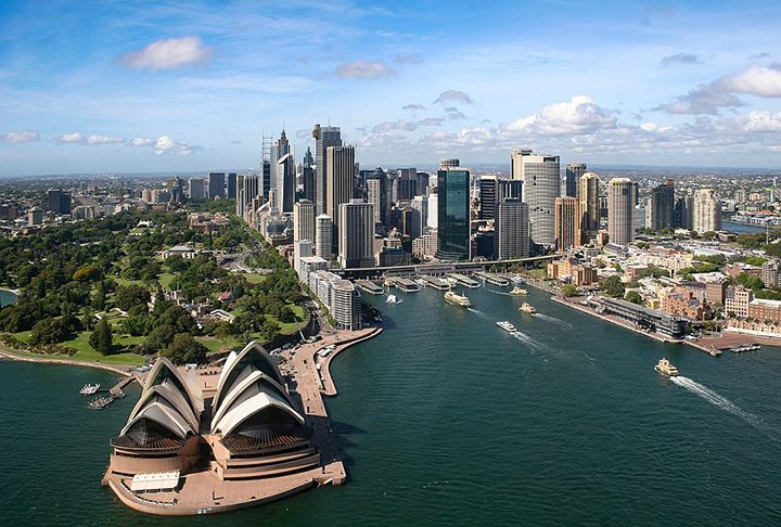 Maior cidade da Austrália, conhecida por sua Ópera icônica, a Sydney Harbour Bridge, e praias como Bondi Beach. É um centro financeiro e cultural global. 