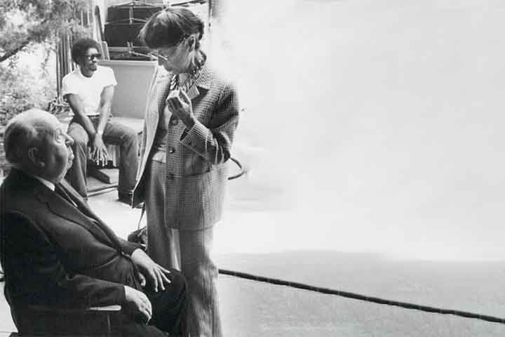 Ela chegou a dar aulas de francês, mas logo desistiu da profissão para estudar desenho na Chouinard Art School, de Los Angeles. 
